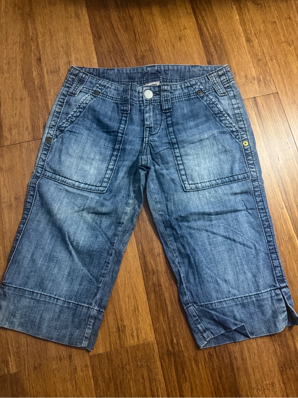True Religion Women's Washed Blue Denim Capris with Flap Back Pockets - Picture 2 of 3